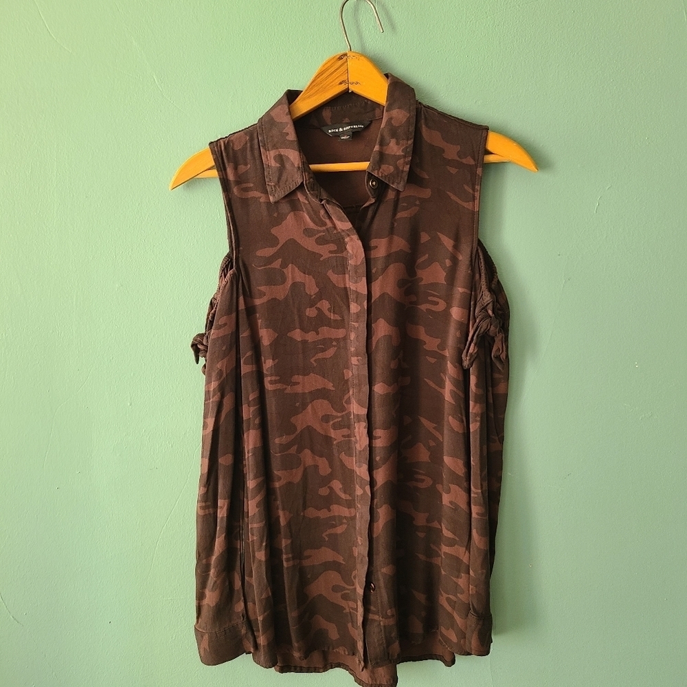 Rock & Republic Camo Cold Shoulder Top Size Small